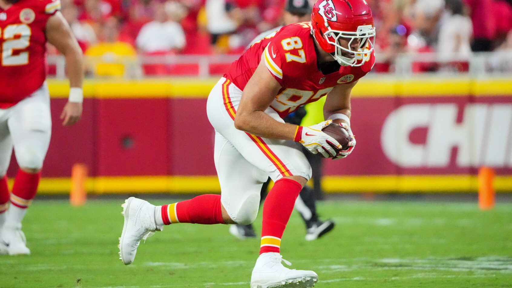 Kansas City Chiefs tight end Travis Kelce catching a pass