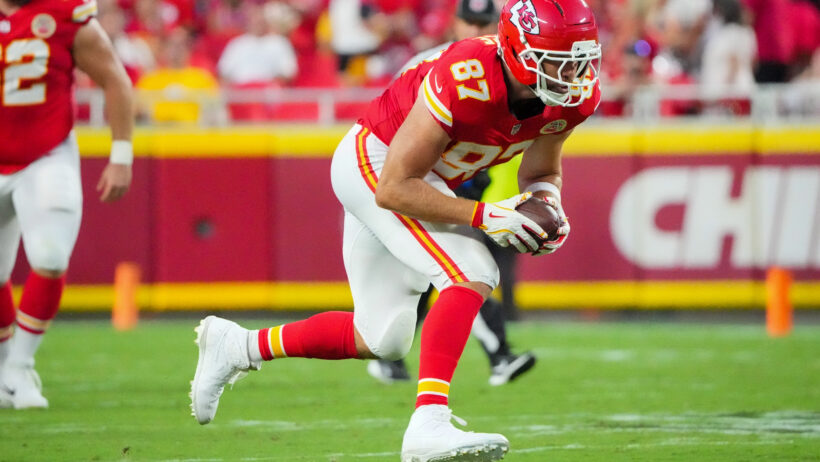 Kansas City Chiefs tight end Travis Kelce catching a pass
