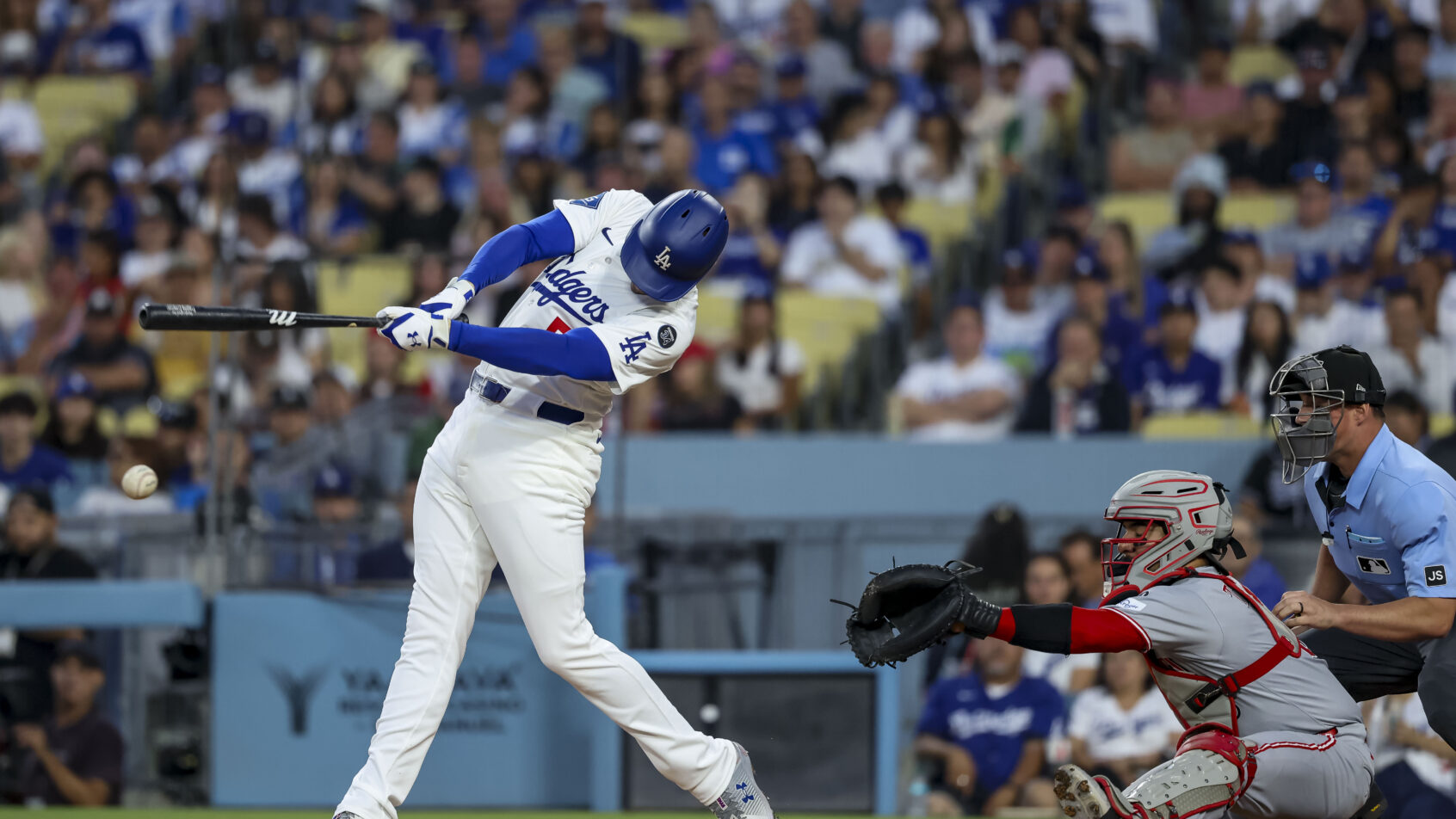 Freddie Freeman gets a hit