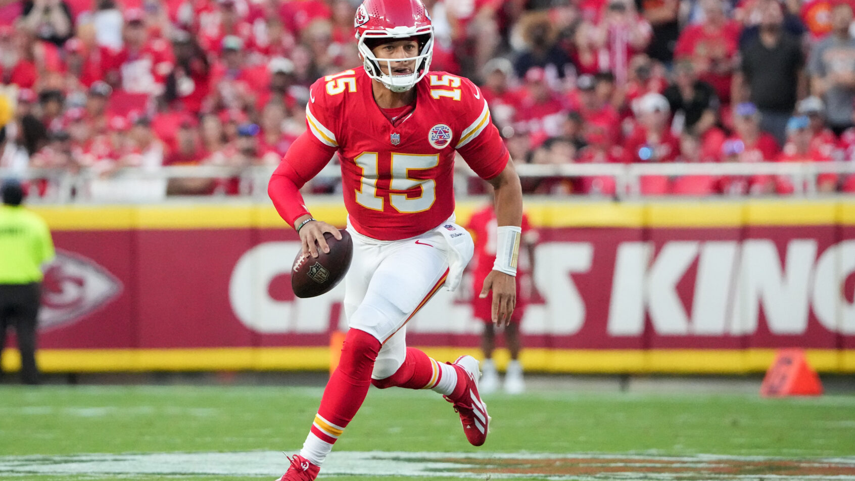 Patrick Mahomes scramble in a preseason game vs the Bears.