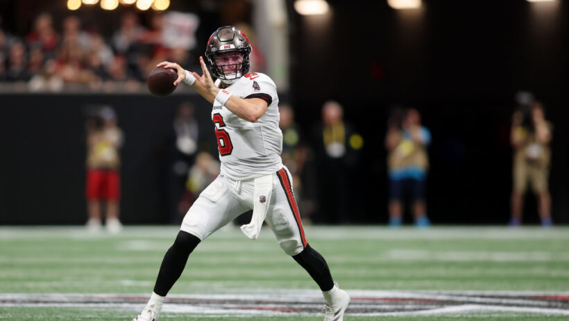 Baker Mayfield throwing pass