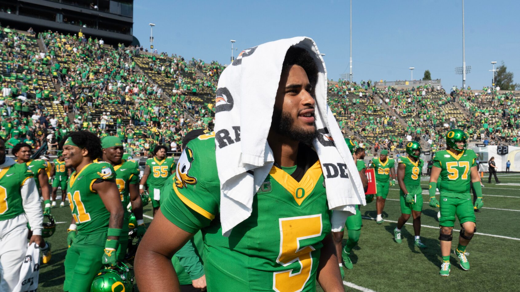 Dante Moore celebrates an Oregon win