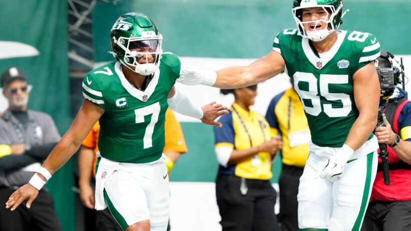 Justin Fields celebrating a touchdown