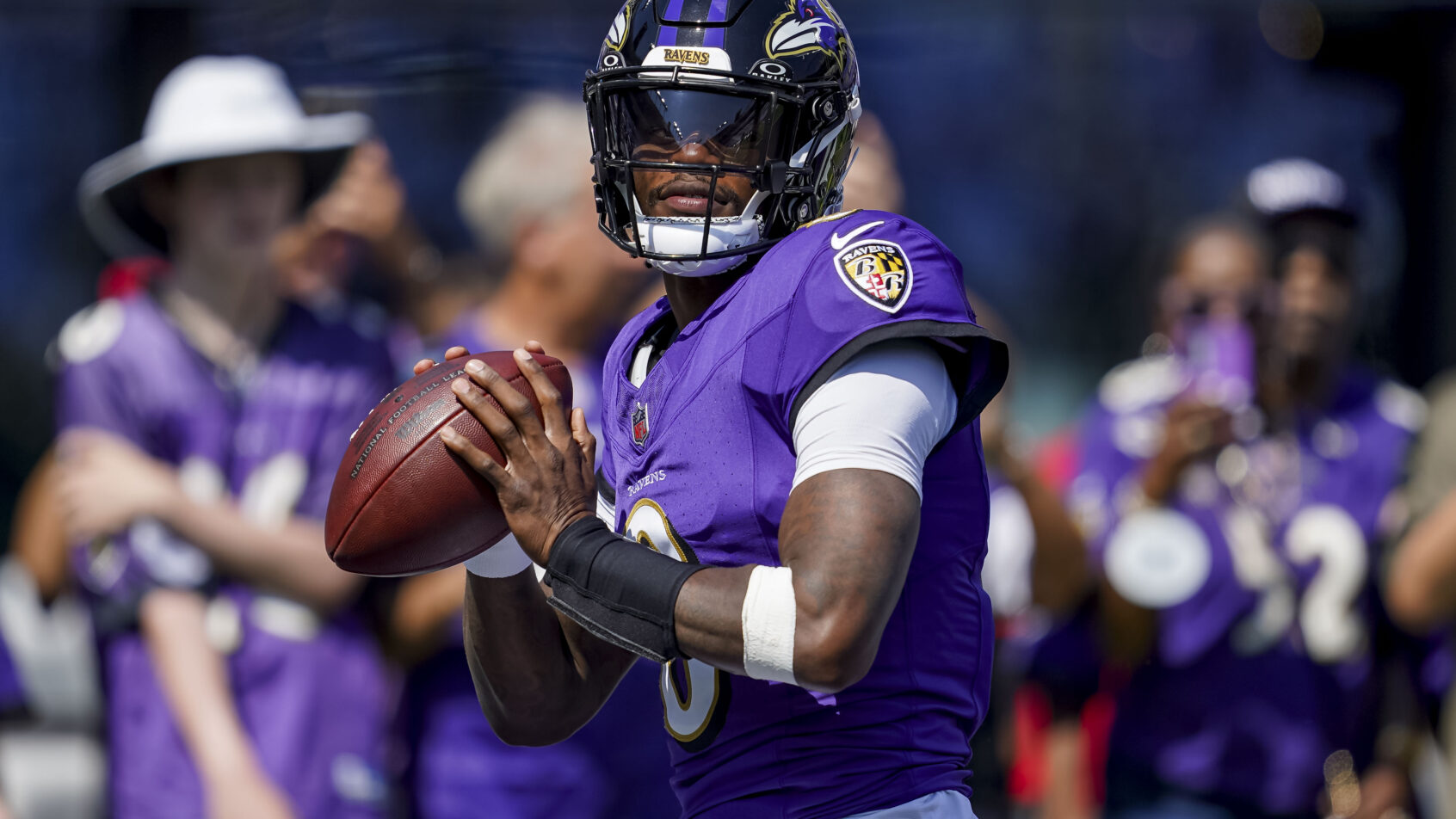 Lamar Jackson throwing pass