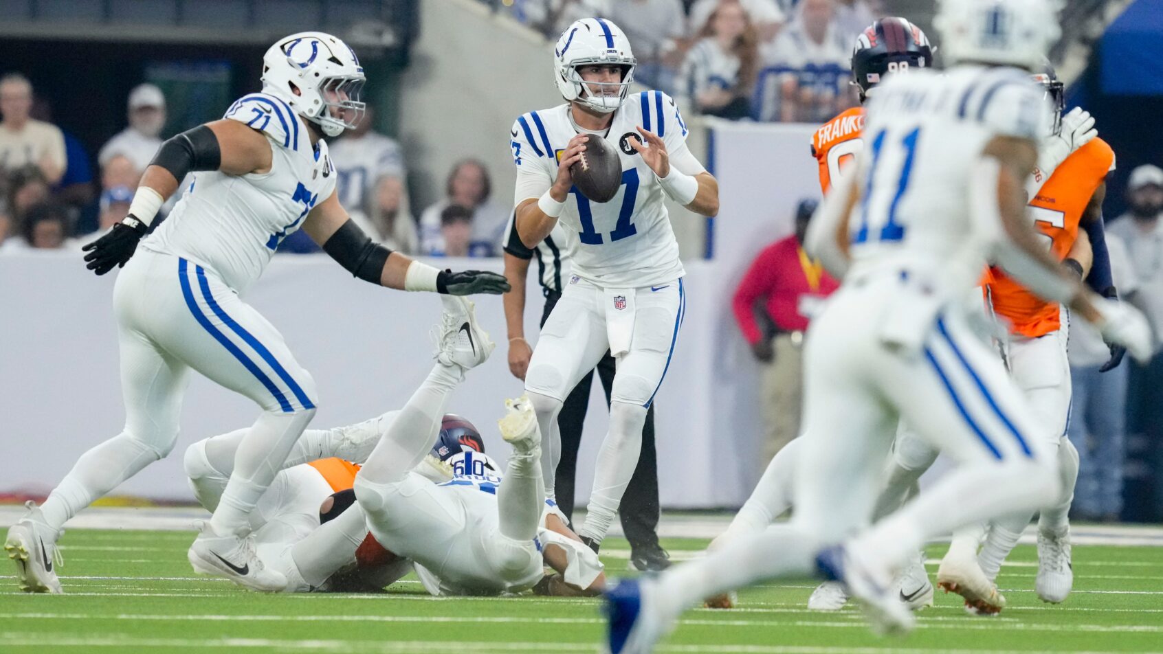 Daniel Jones preparing to throw