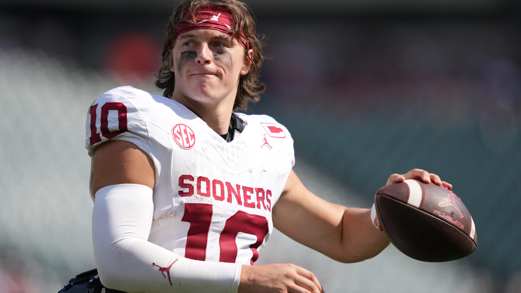 Oklahoma Sooners quarterback John Mateer warms up