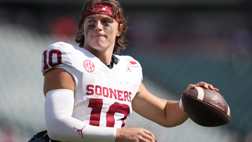 Oklahoma Sooners quarterback John Mateer warms up