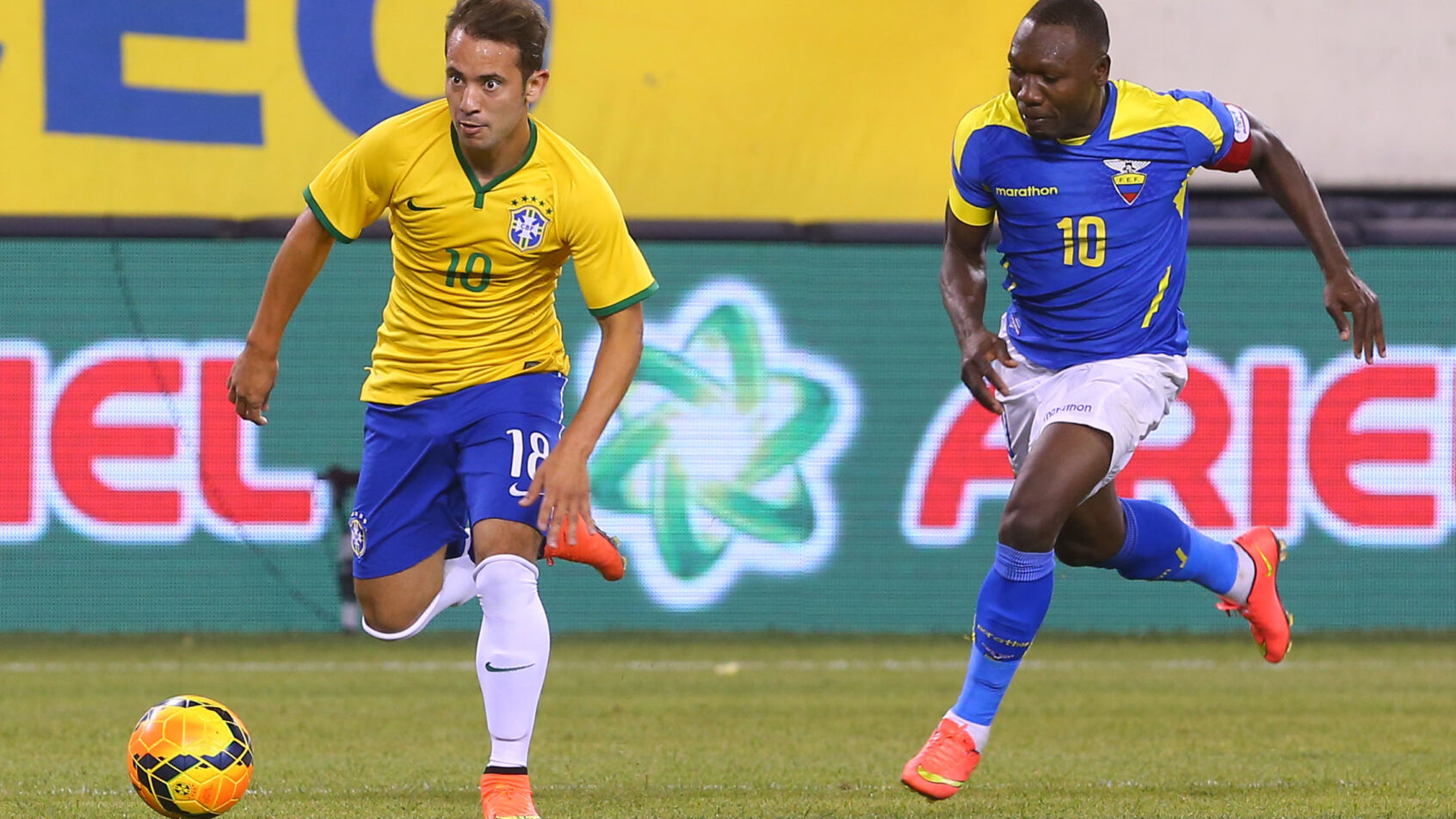 EVERTON-RIBEIRO-MEIO-CAMPISTA-BAHIA-EX-CRUZEIRO-JOGANDO-SELECAO-BRASILEIRA