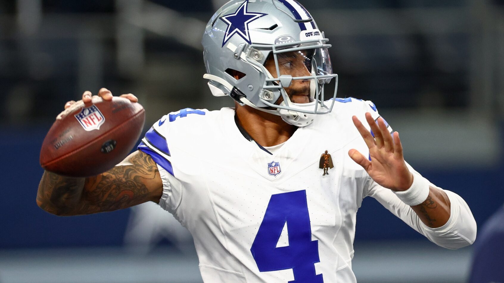 Best NFL betting promos in Canada. Dak Prescott throwing.