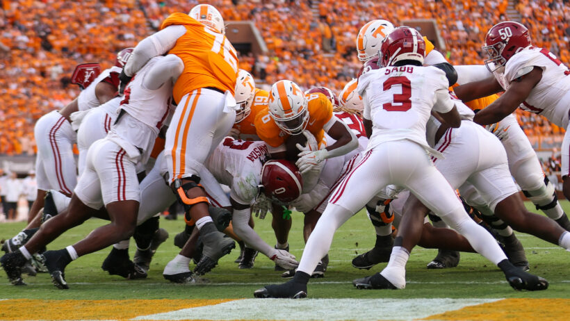 Tennessee Volunteers running back Dylan Sampson runs for a TD
