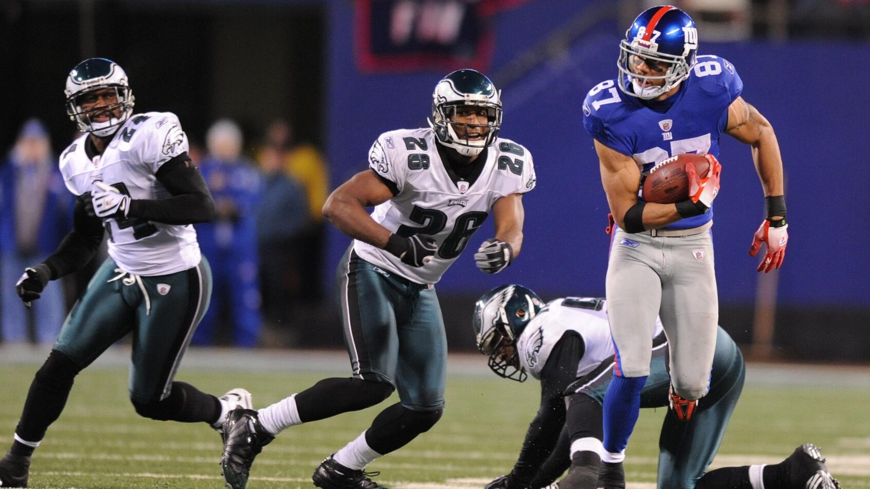 New York Giants Domenik Hixon runs with the ball against the Philadelphia Eagles