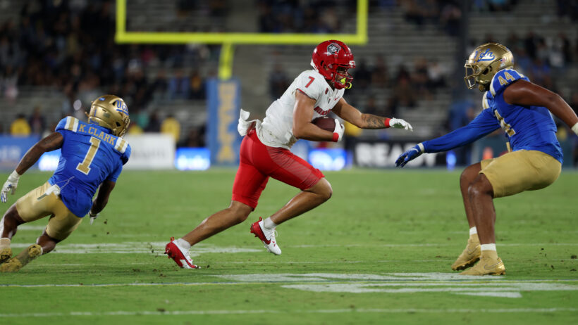 New Mexico Lobos tight end Dorian Thomas runs with the ball