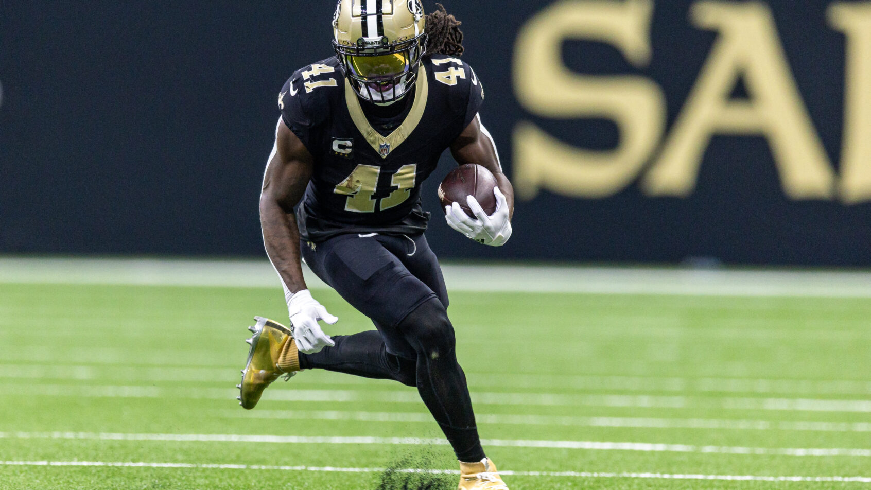 Alvin Kamara running the ball against the 49ers