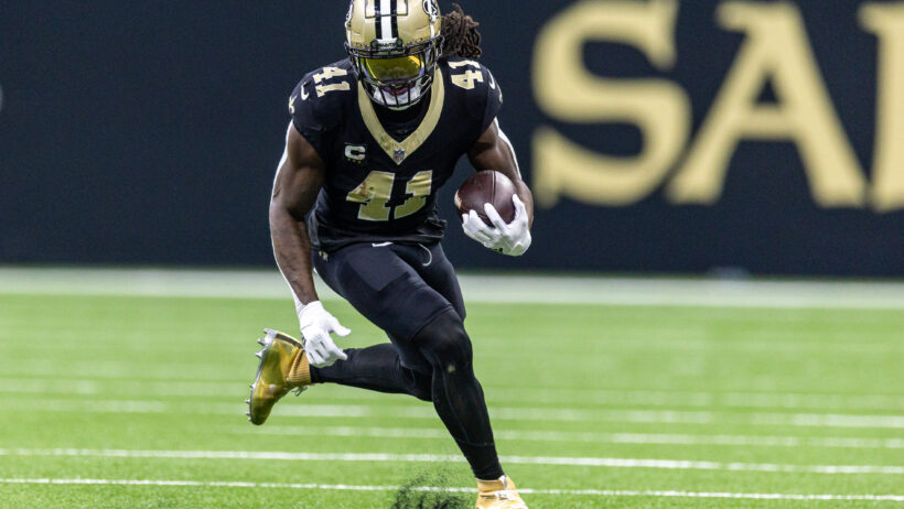 Alvin Kamara running the ball against the 49ers