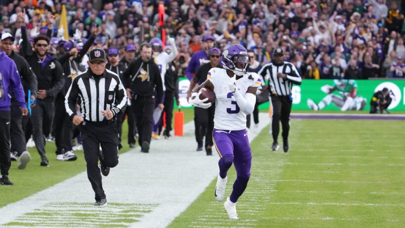 Jordan Addison running with the ball