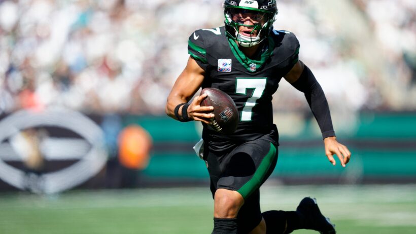 Justin Fields runs the ball