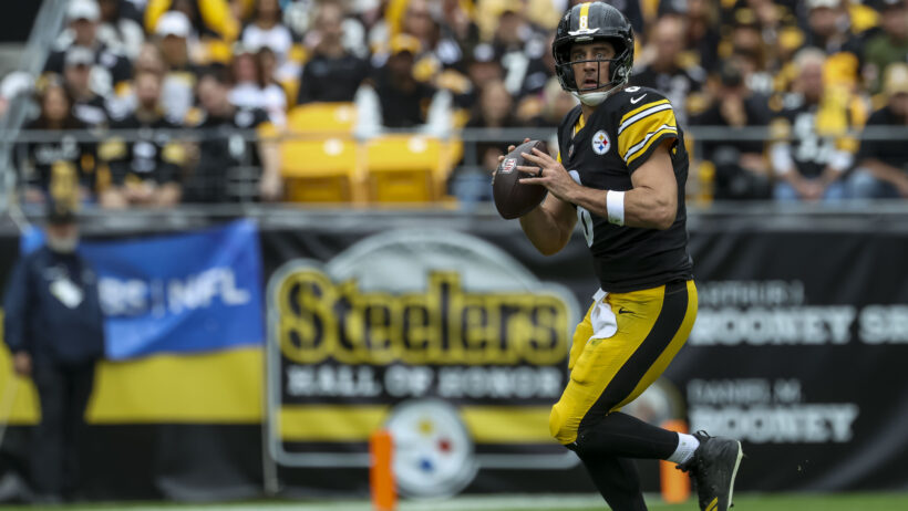 Aaron Rodgers drops back to pass versus the Browns.