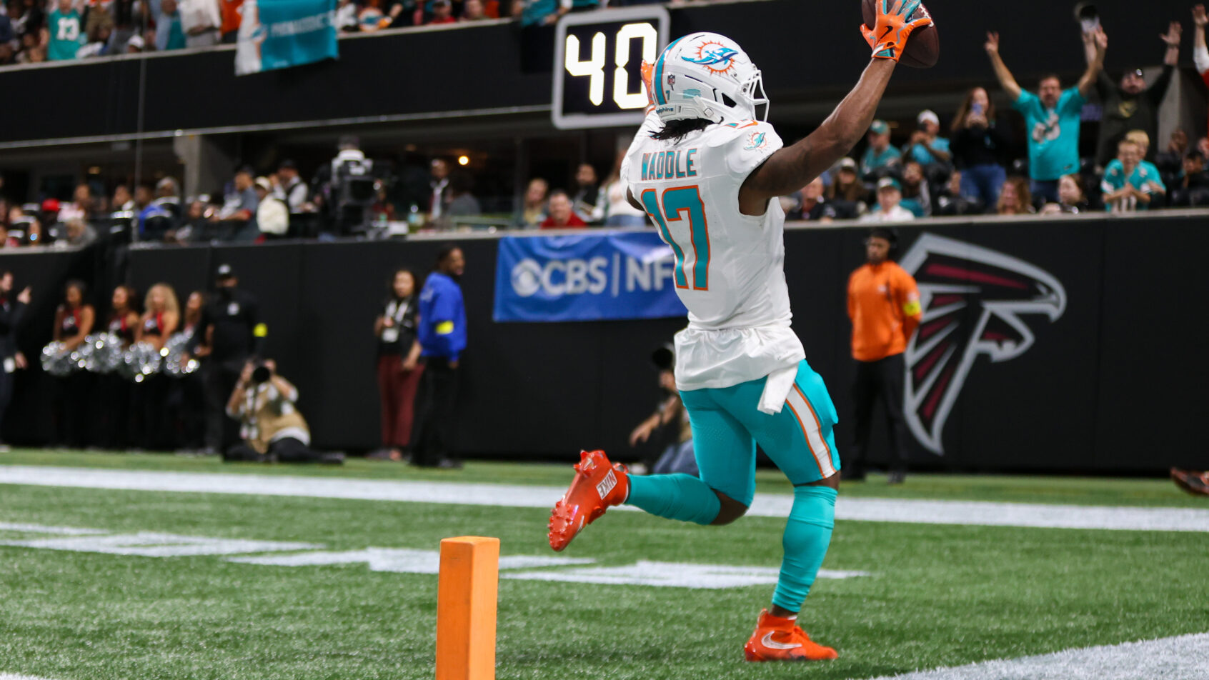 Jaylen Waddle scores a touchdown