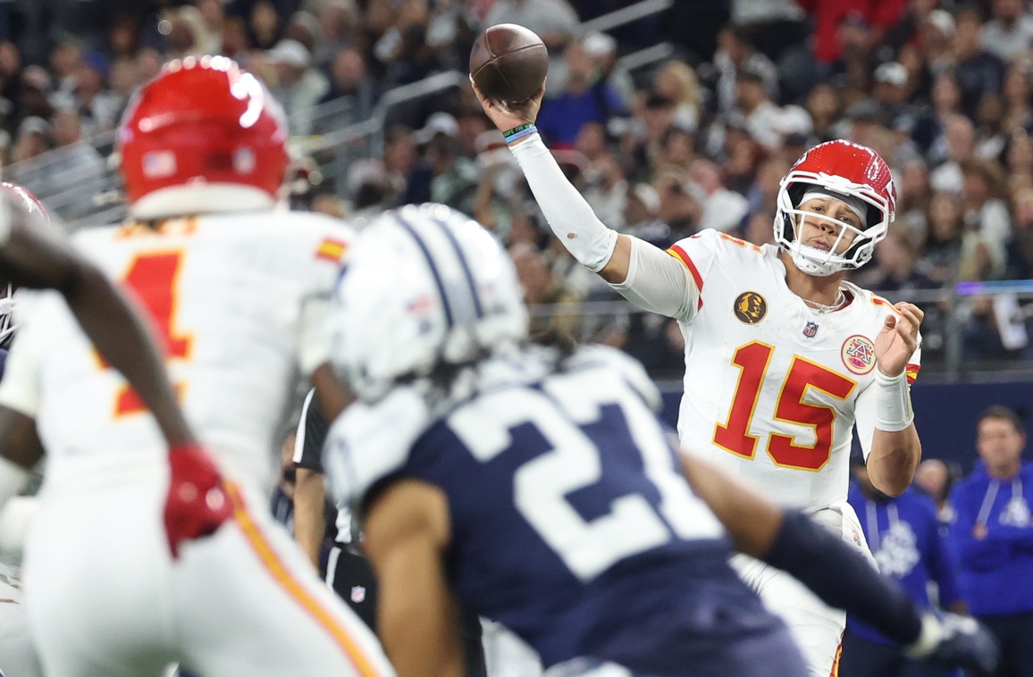How to bet on the Chiefs in Missouri. Patrick Mahomes throwing.