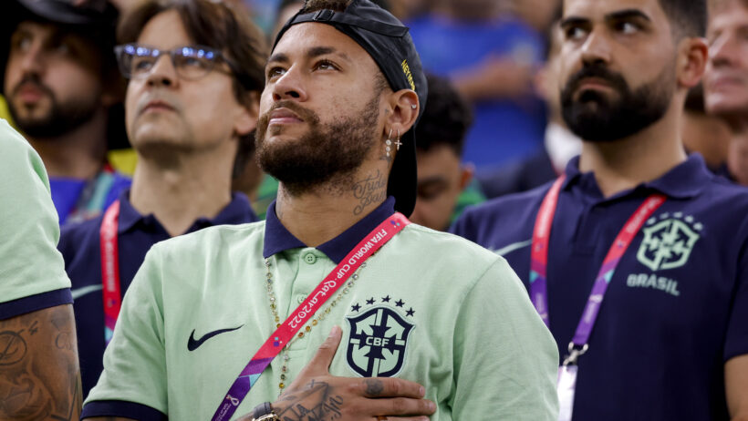 NEYMAR-JR-DURANTE-HINO-NACIONAL-EM-PARTIDA-DA-SELECAO-BRASILEIRA