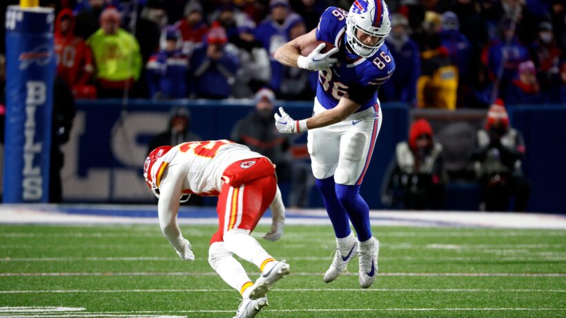 Buffalo Bills tight end Dalton Kincaid avoids a tackle by Kansas City Chiefs safety Chamarri Conner