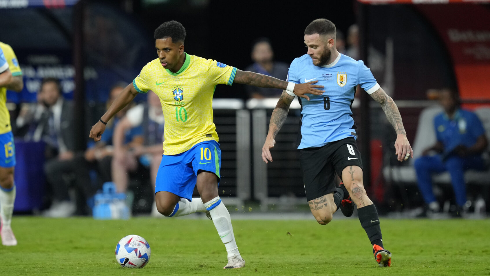 RODRYGO-ATACANTE-SELECAO-BRASILEIRA-DURANTE-PARTIDA-CONTRA-URUGUAI