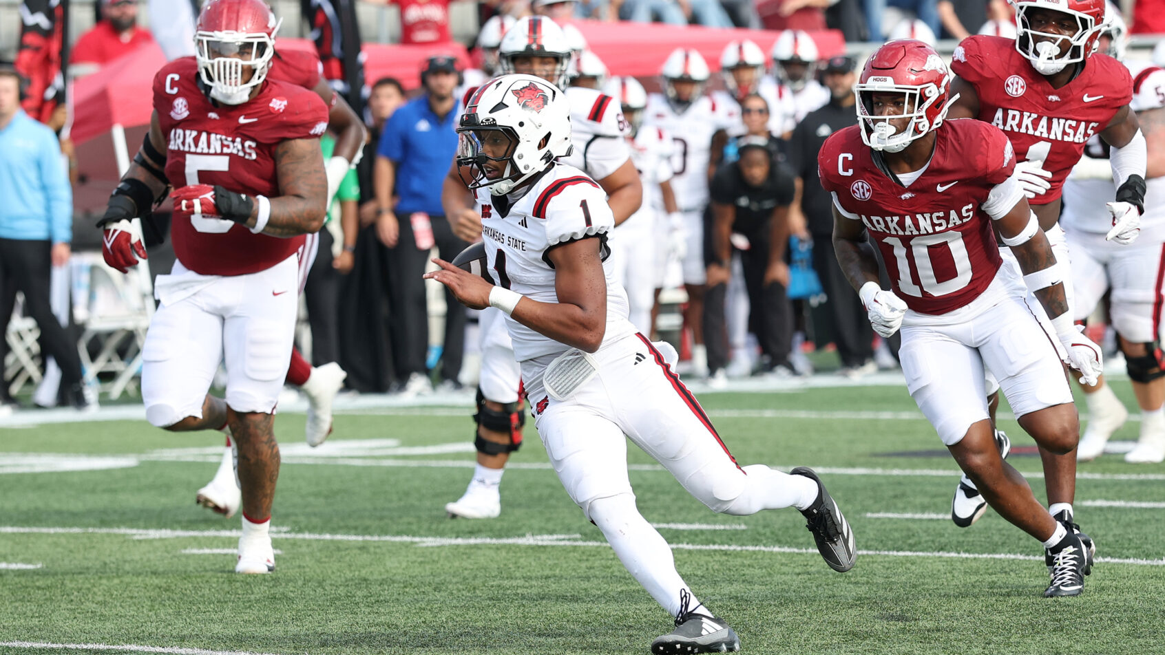 Jaylen Raynor scrambles during a contest versus Arkansas.