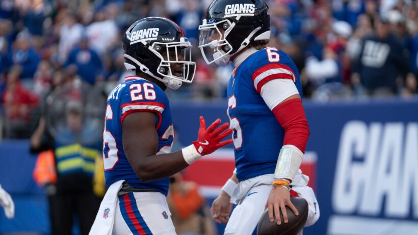 Jaxson Dart celebrates a TD in a game versus the 49ers.