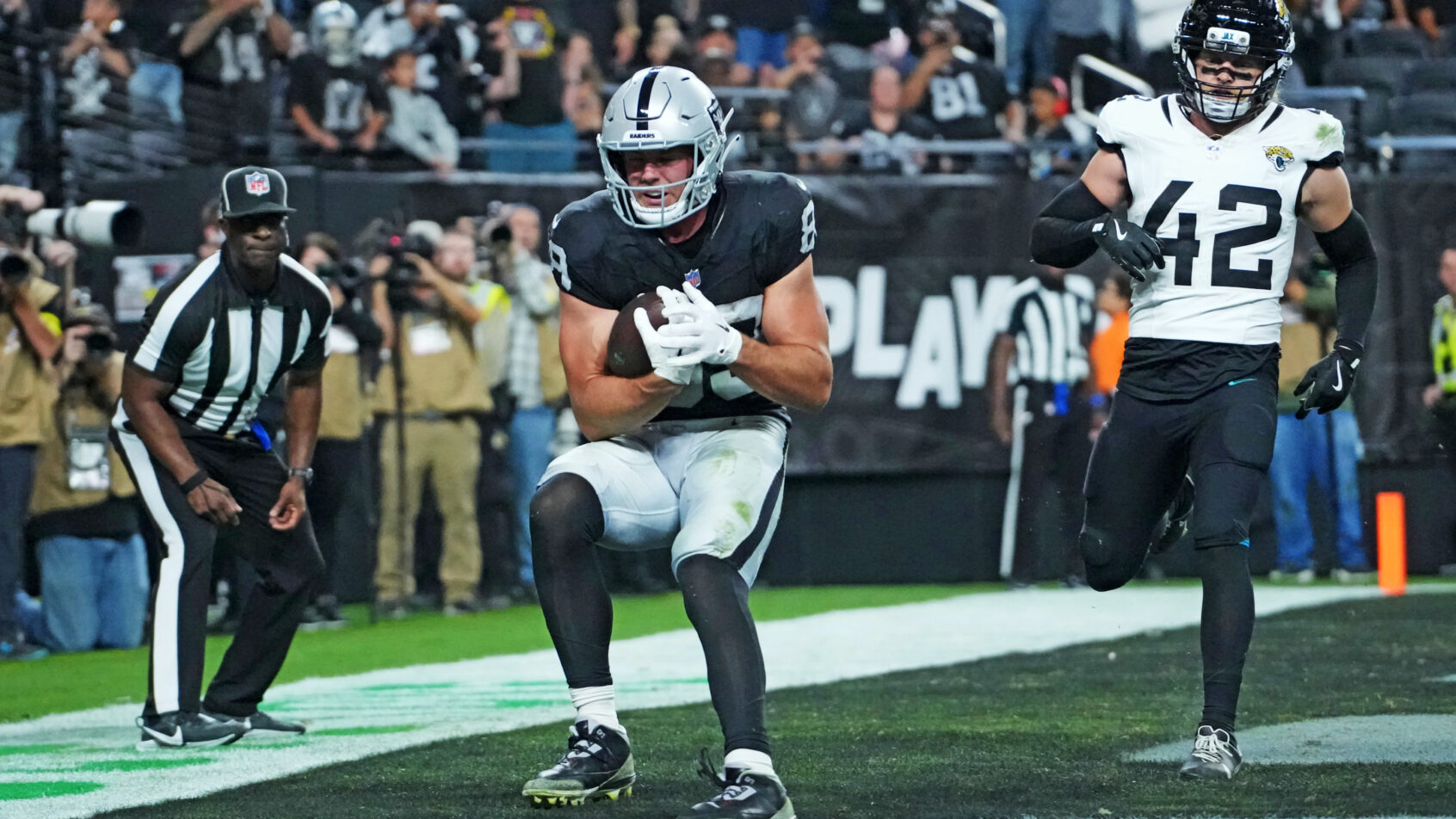 Las Vegas Raiders tight end Brock Bowers scoring a TD