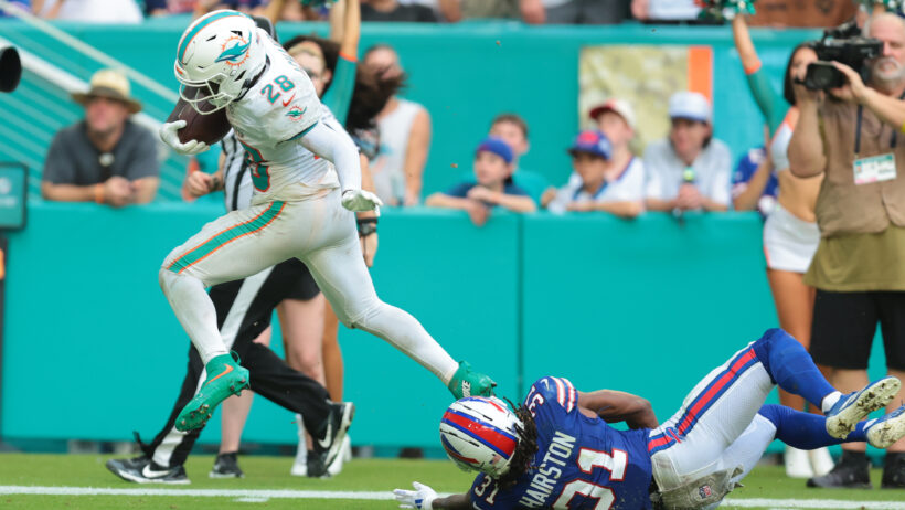 De'Von Achane scores a touchdown versus the Bills.