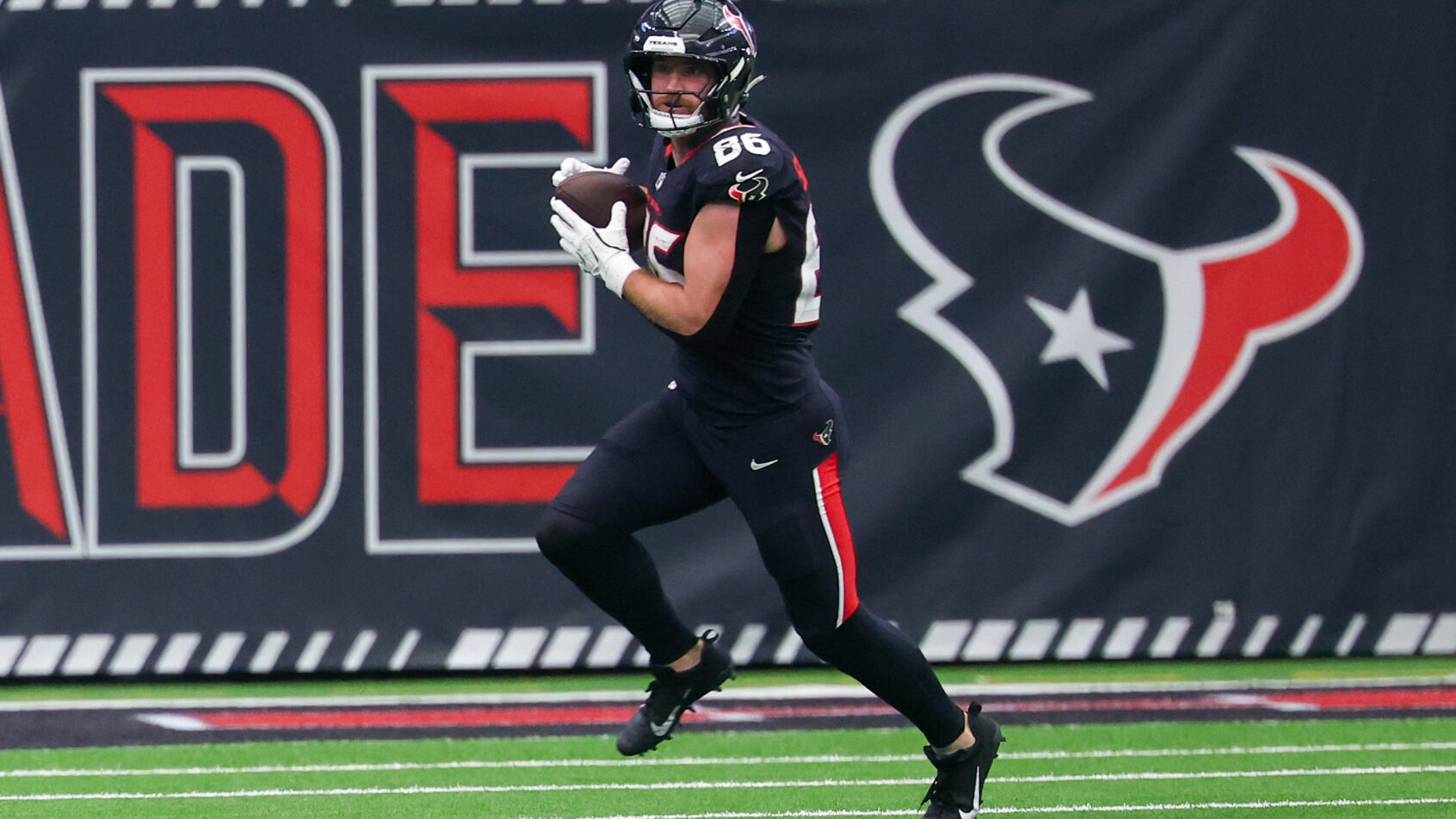 Houston Texans tight end Dalton Schultz runs with the ball