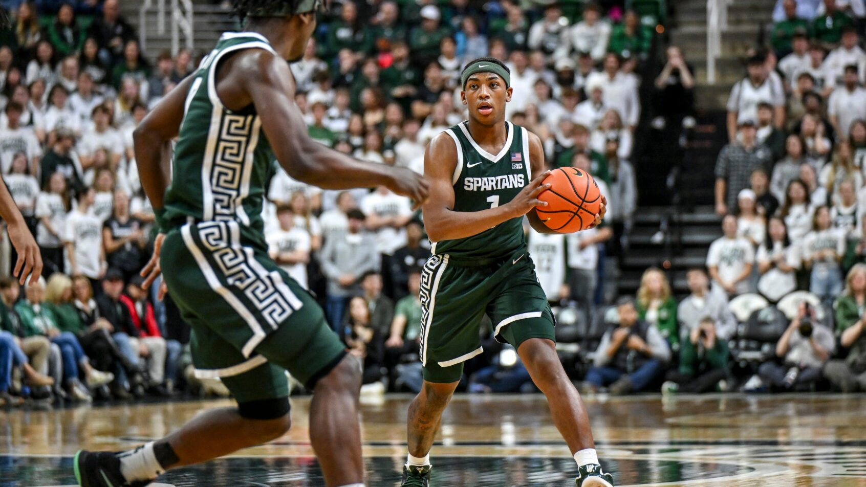 Michigan State's Jeremy Fears Jr passing to teammate Trey Fort