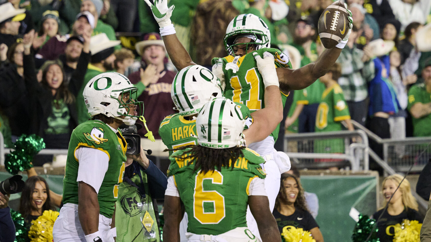 The Oregon Ducks celebrate a TD in a win over Minnesota.