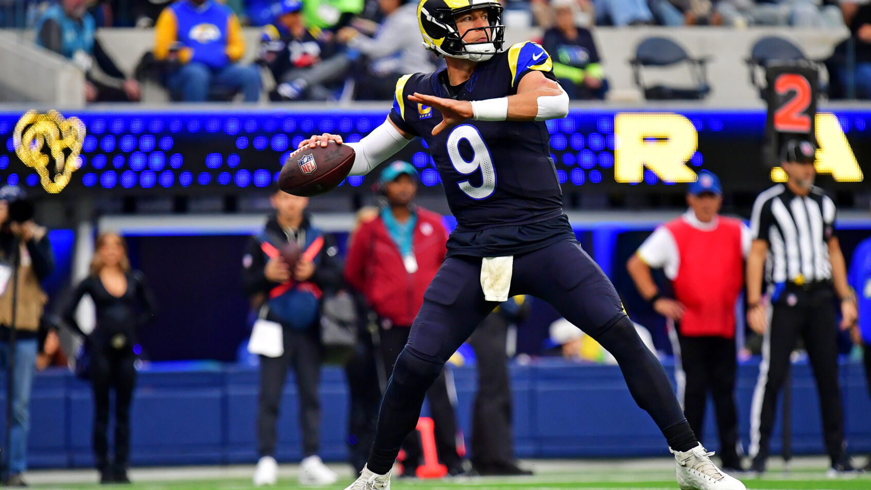 Los Angeles Rams quarterback Matthew Stafford throwing a pass