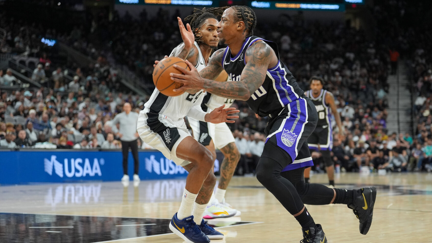 Sacramento Kings guard DeMar DeRozan driving to the basket