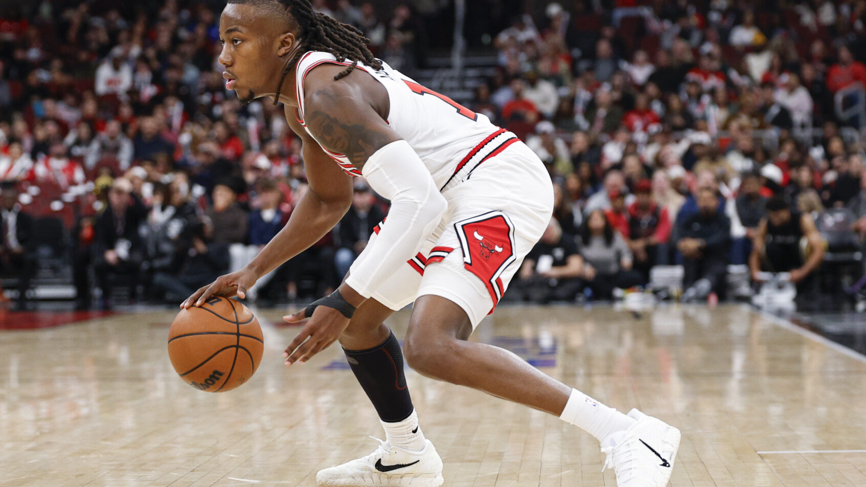 Chicago Bulls guard Ayo Dosunmu dribbling