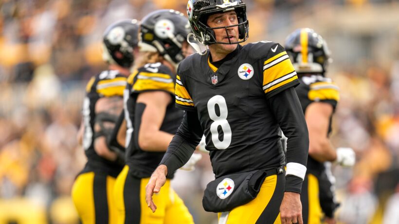 Aaron Rodgers comes off the field in a game versus the Bengals.