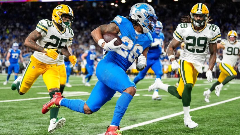 Detroit Lions running back Jahmyr Gibbs runs with the ball against the Green Bay Packers