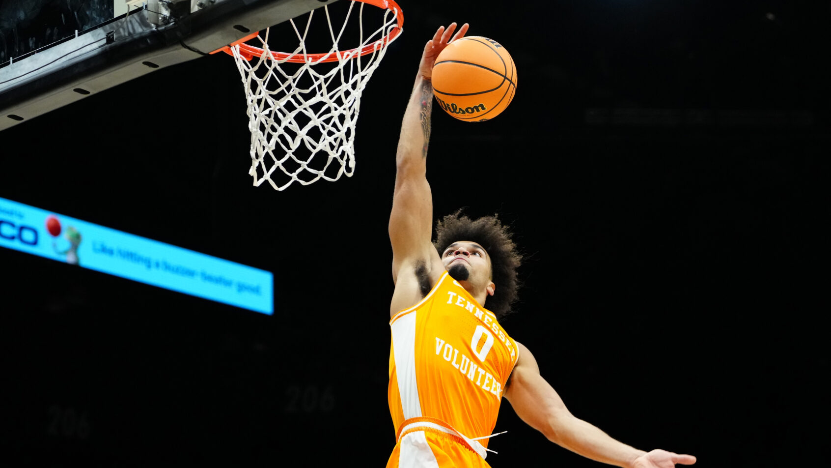 Tennessee Volunteers guard Ja'Kobi Gillespie dunking