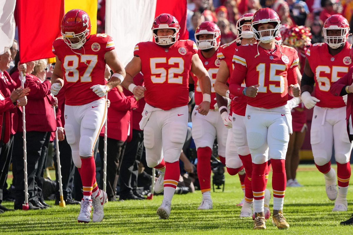 Can you bet on Chiefs vs. Cowboys Thanksgiving game in Missouri? Kelce, Mahomes, other Chiefs running onto field.