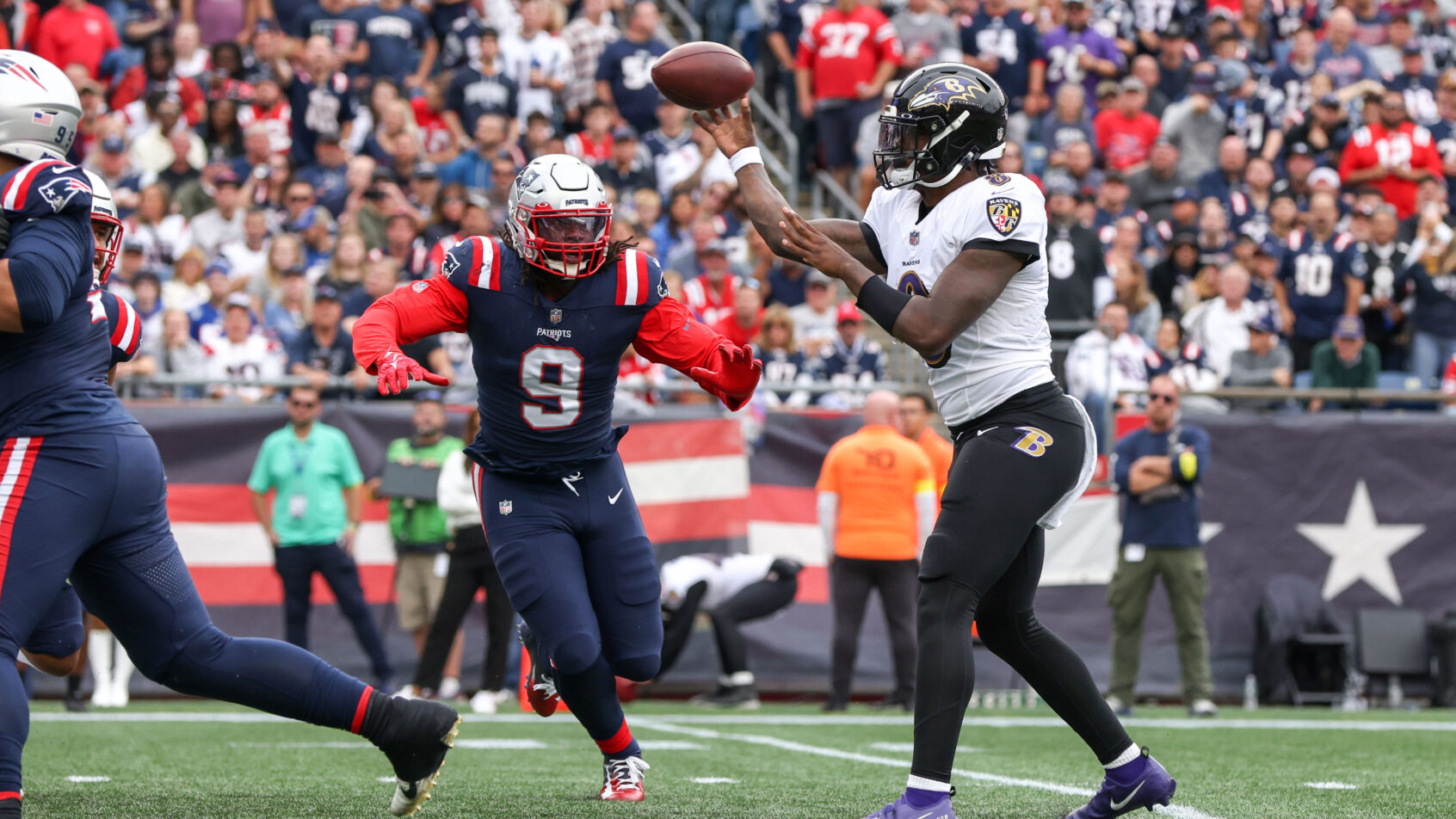 Baltimore Ravens quarterback Lamar Jackson throwing a pass