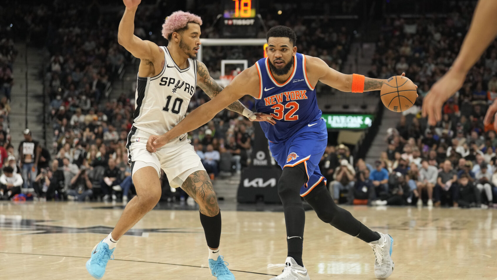 New York Knicks forward Karl-Anthony Towns holds off San Antonio Spurs forward Jeremy Sochan