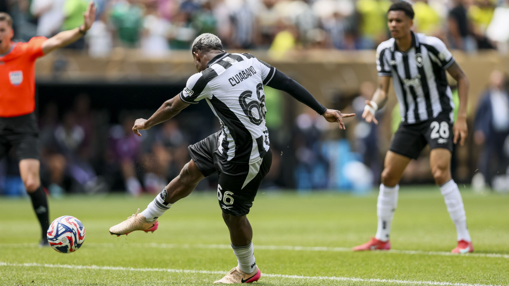 CUIABANO-LATERAL-DO-BOTAFOGO-DURANTE-PARTIDA-NO-MUNDIAL-DE-CLUBES-DA-FIFA