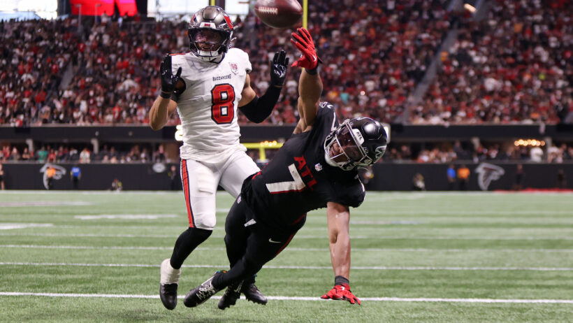 Atlanta Falcons running back Bijan Robinson tries to make a catch as Tampa Bay Buccaneers linebacker SirVocea Dennis defends