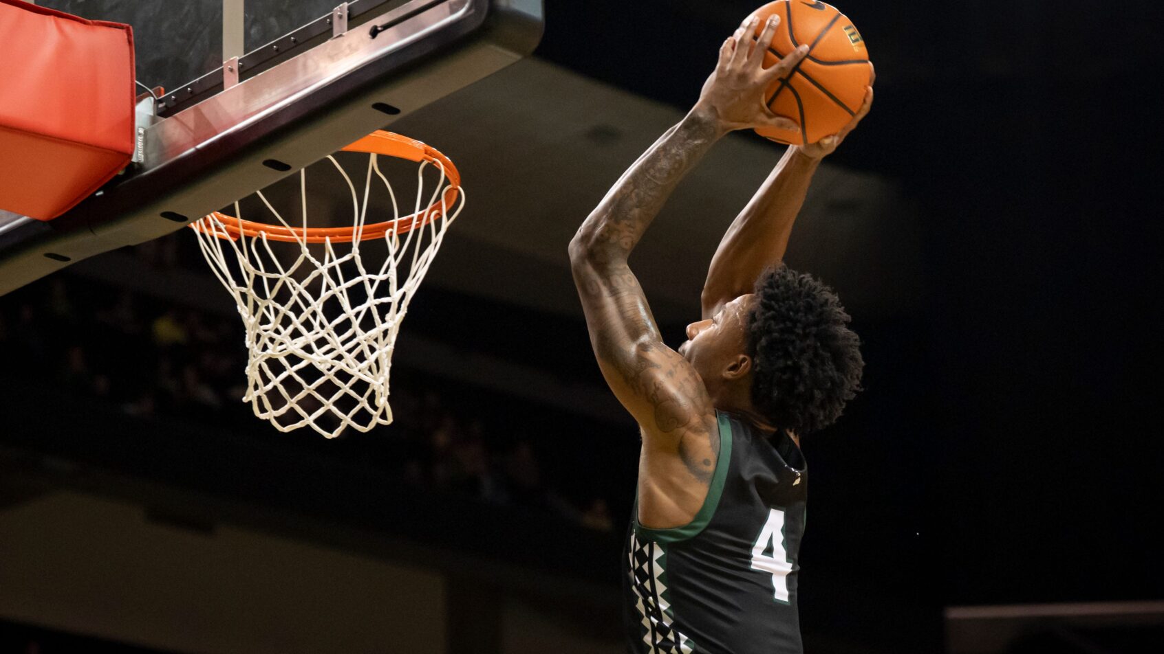 Hawaii guard Dre Bullock dunking
