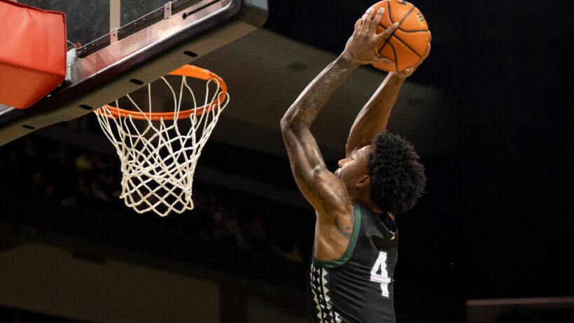 Hawaii guard Dre Bullock dunking