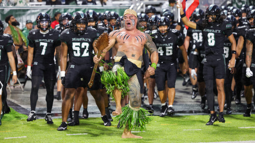 The Hawaii Rainbow Warriors get set to take the field.