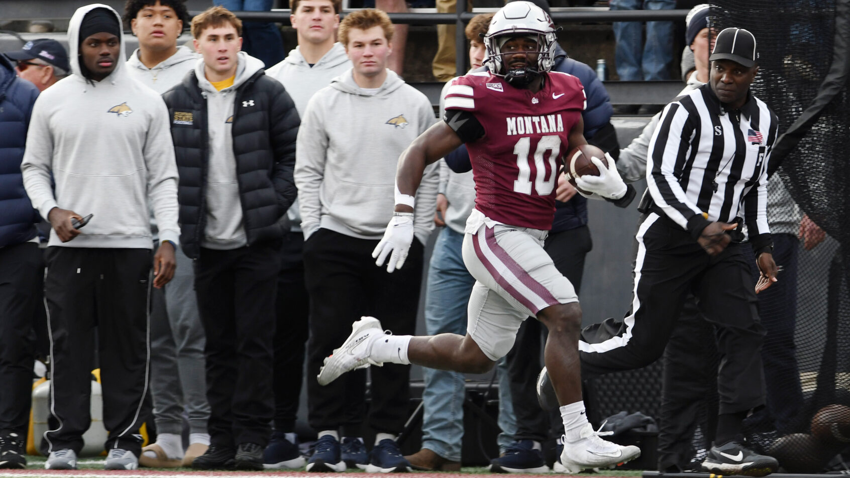 Eli Gillman running with ball