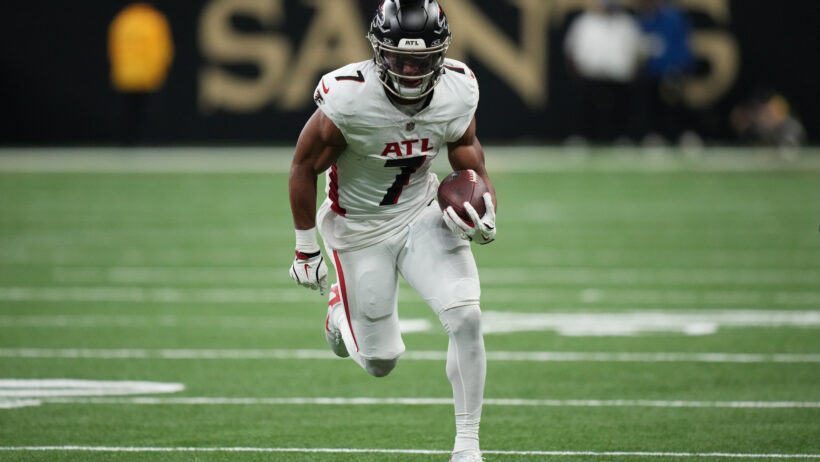 Bijan Robinson running the ball