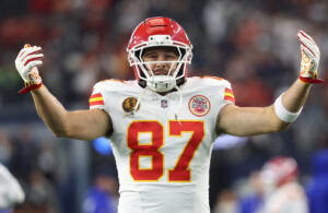 Kansas City Chiefs tight end Travis Kelce gesturing